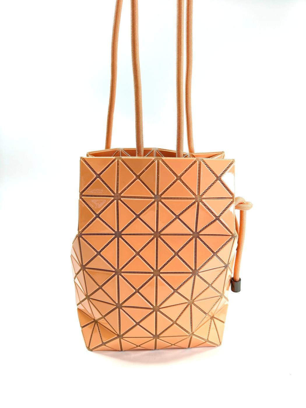 ISSEY MIYAKE INC バオバオ WRING ONE TONE ショルダーバッグ アプリコット 管理番号：10922