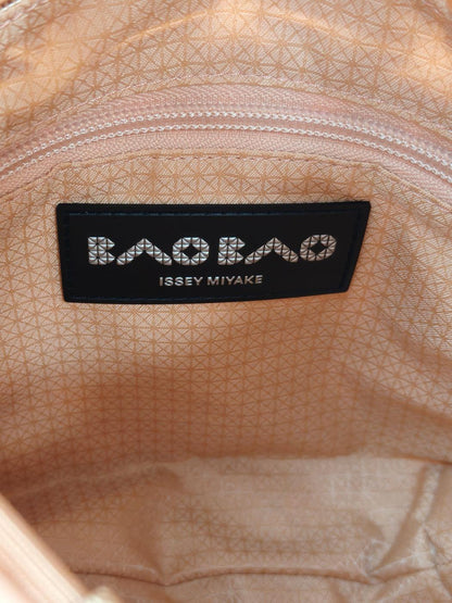ISSEY MIYAKE INC バオバオ WRING ONE TONE ショルダーバッグ アプリコット 管理番号：10922