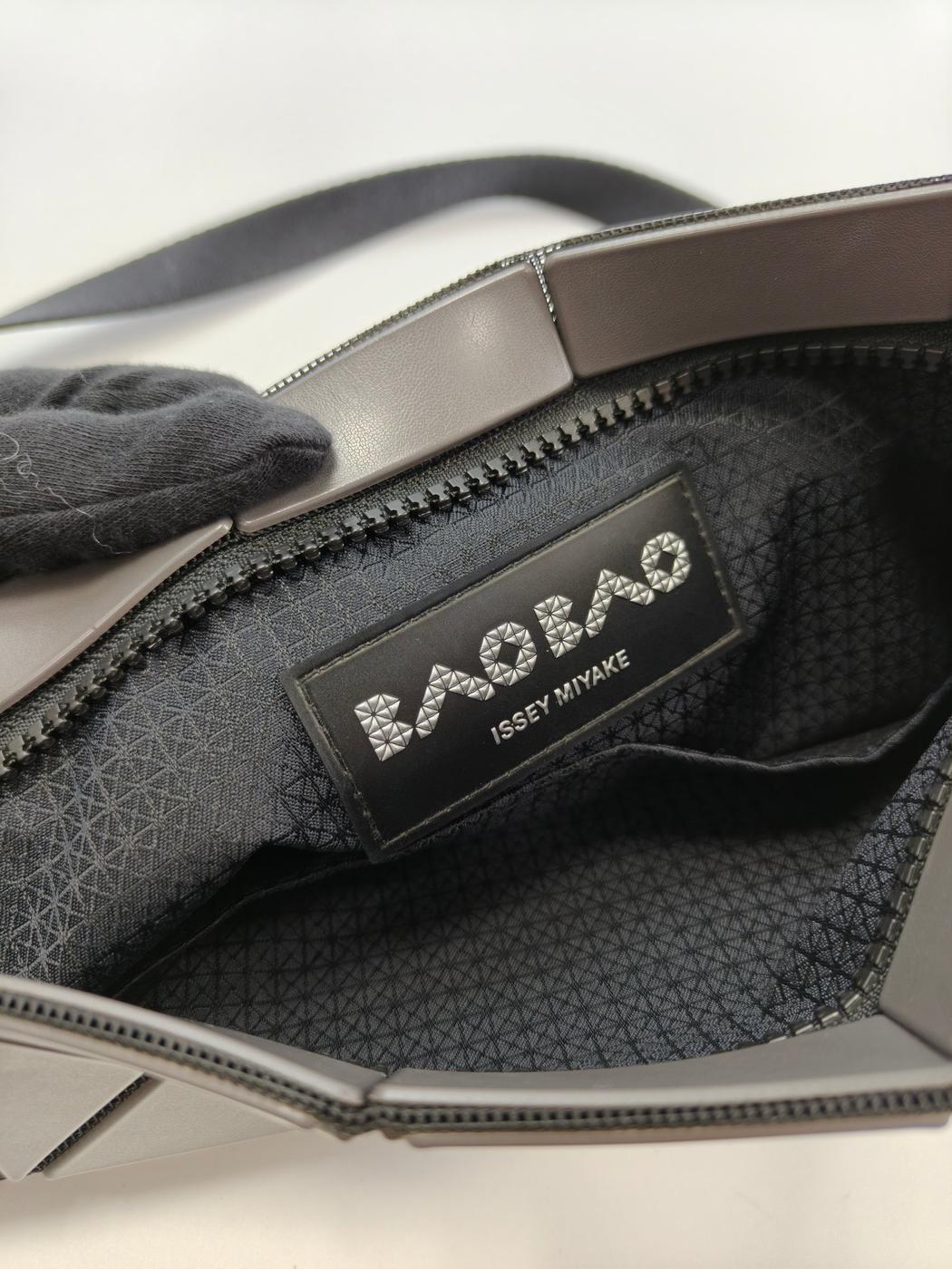 BAOBAO ISSEY MIYAKE バオバオ ショルダーバッグ グレー 管理番号：11132