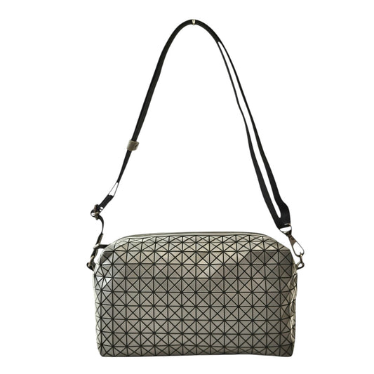 ISSEY MIYAKE イッセイミヤケ BAOBAO サドルバック ワントーンショルダー グレー 管理番号：11770