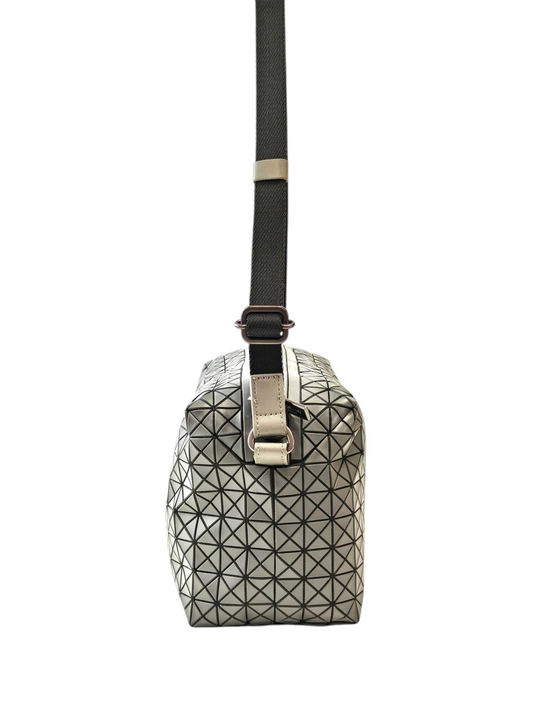 ISSEY MIYAKE イッセイミヤケ BAOBAO サドルバック ワントーンショルダー グレー 管理番号：11770