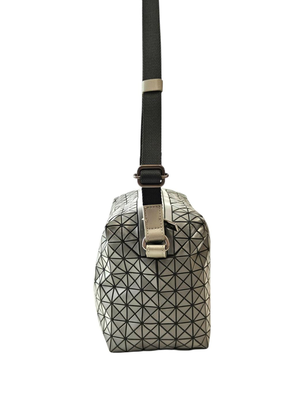 ISSEY MIYAKE イッセイミヤケ BAOBAO サドルバック ワントーンショルダー グレー 管理番号：11770