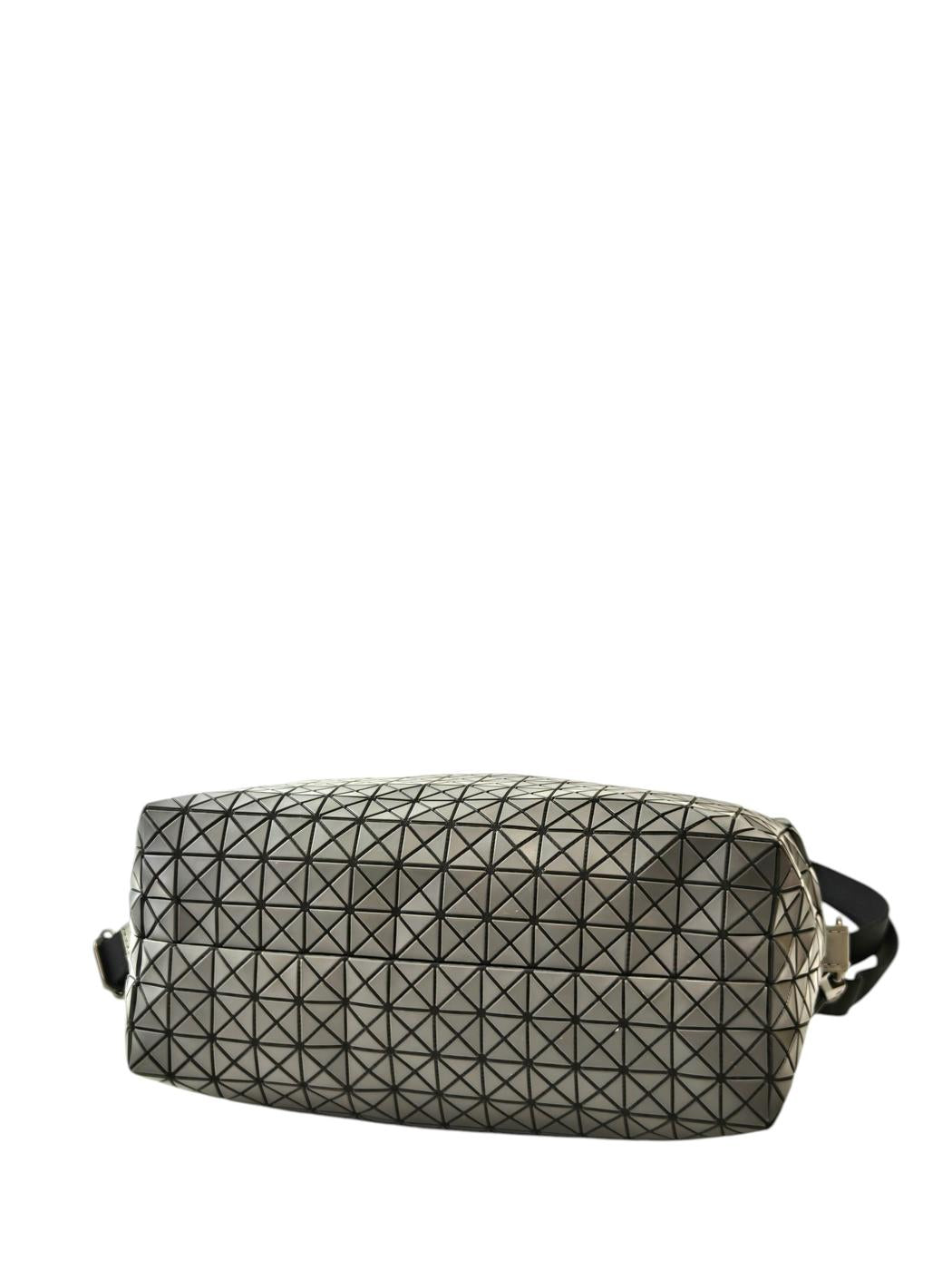 ISSEY MIYAKE イッセイミヤケ BAOBAO サドルバック ワントーンショルダー グレー 管理番号：11770