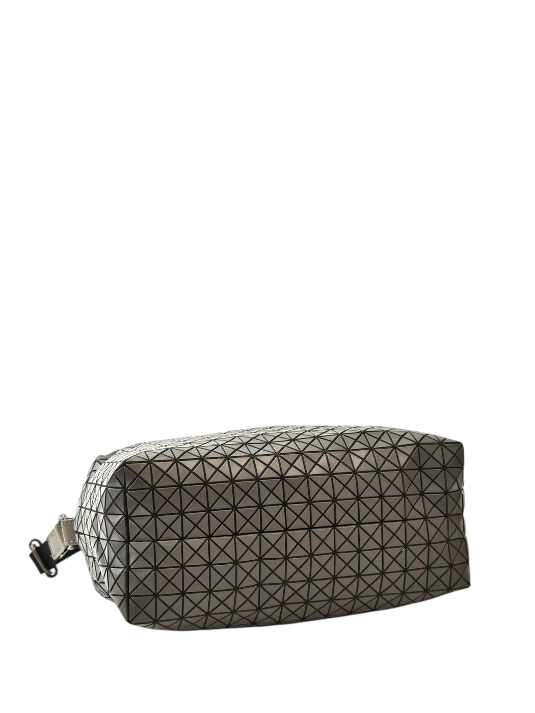ISSEY MIYAKE イッセイミヤケ BAOBAO サドルバック ワントーンショルダー グレー 管理番号：11770