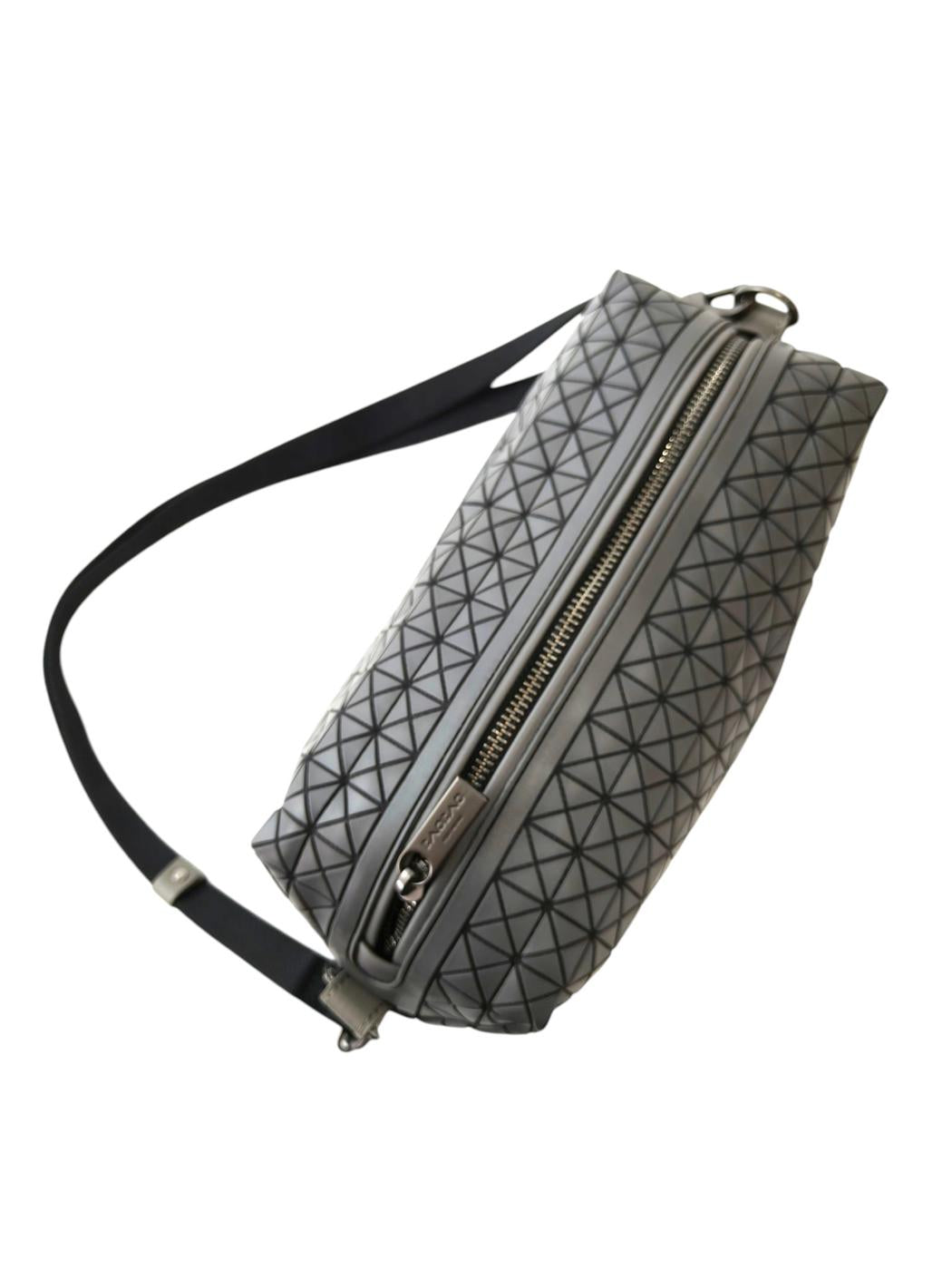 ISSEY MIYAKE イッセイミヤケ BAOBAO サドルバック ワントーンショルダー グレー 管理番号：11770
