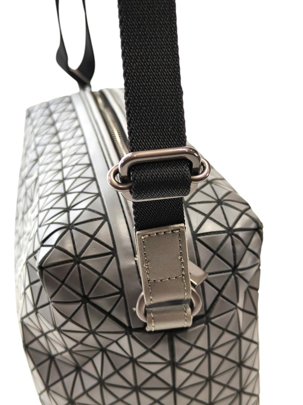 ISSEY MIYAKE イッセイミヤケ BAOBAO サドルバック ワントーンショルダー グレー 管理番号：11770