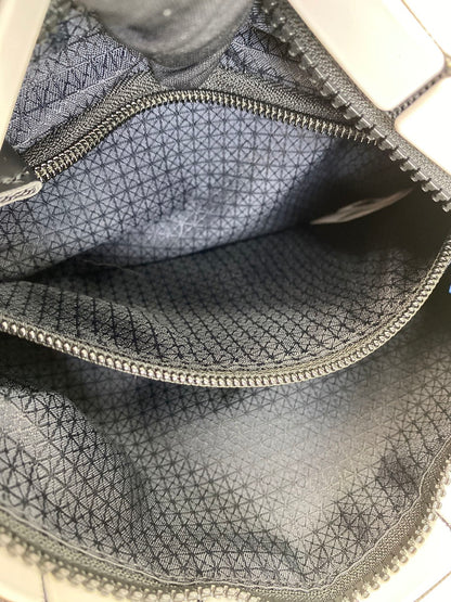 宝宝三宅一生纸箱单肩包，白色，货号：9433