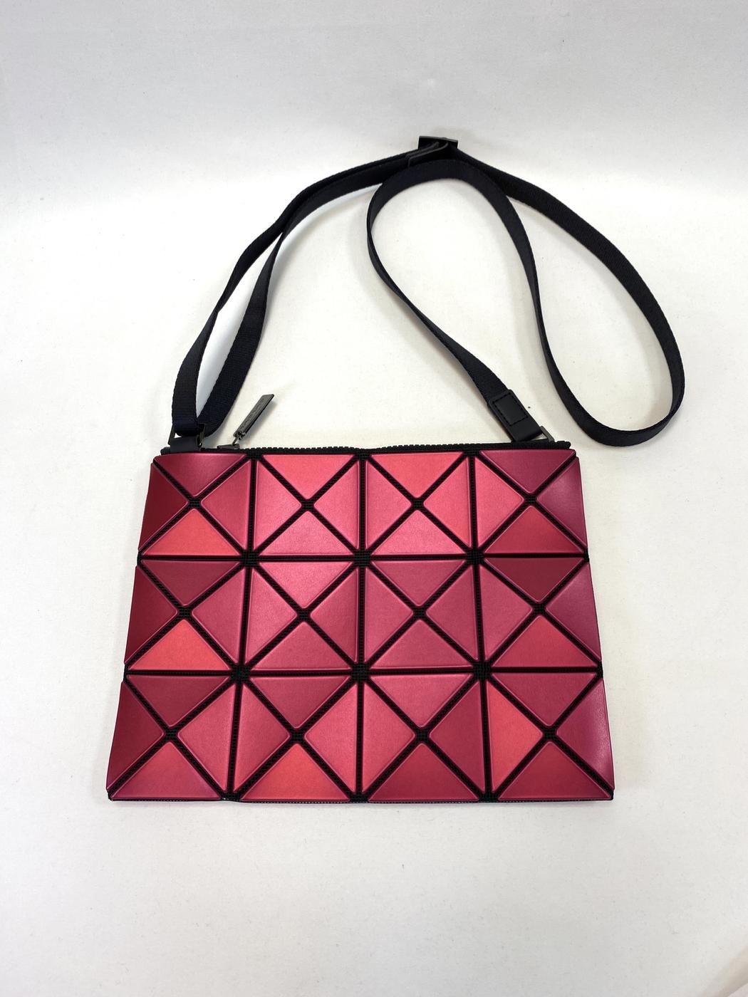 BAOBAO ISSEY MIYAKE Bao Bao 单肩包 LUCENT METALLIC 红色/粉色 参考编号：9637