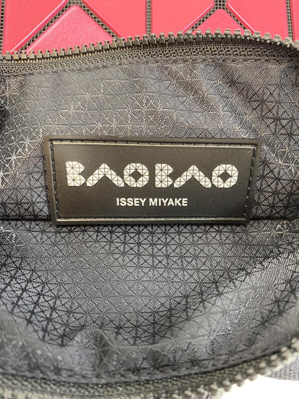 BAOBAO ISSEY MIYAKE Bao Bao 单肩包 LUCENT METALLIC 红色/粉色 参考编号：9637