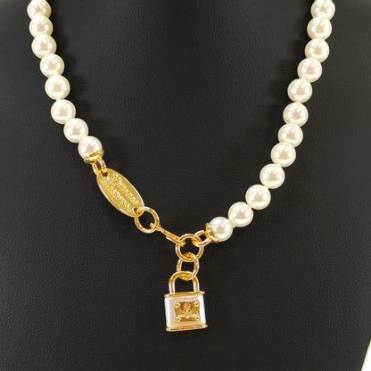 Vivienne Westwood 金色珍珠锁项链。产品编号：10450