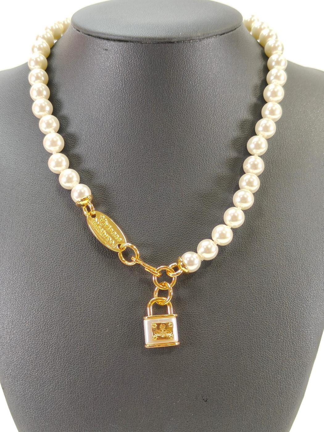 Vivienne Westwood 金色珍珠锁项链。产品编号：10450