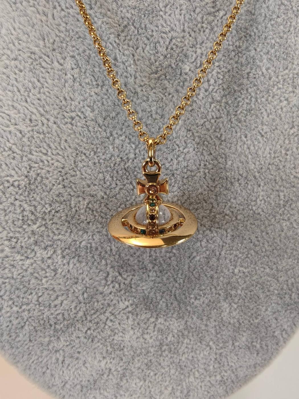 Vivienne Westwood Petit Orb 金色镶钻项链。参考编号：10462。