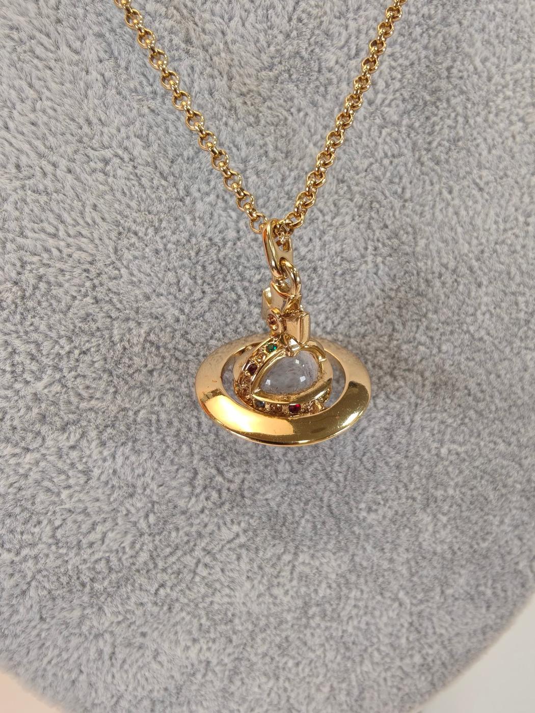 Vivienne Westwood Petit Orb 金色镶钻项链。参考编号：10462。