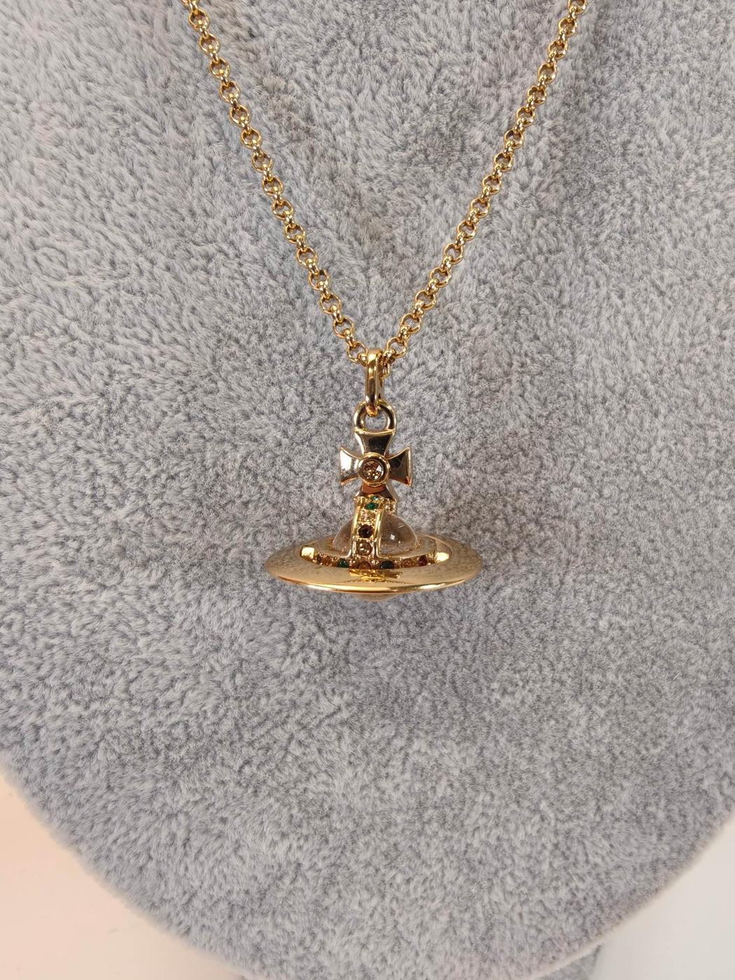 Vivienne Westwood Petit Orb 金色镶钻项链。参考编号：10462。