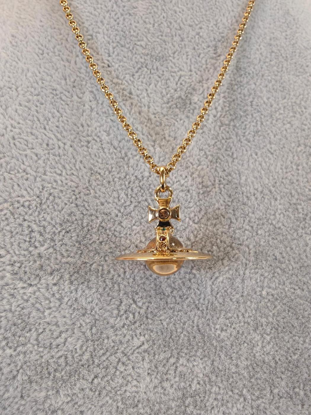 Vivienne Westwood Petit Orb 金色镶钻项链。参考编号：10462。