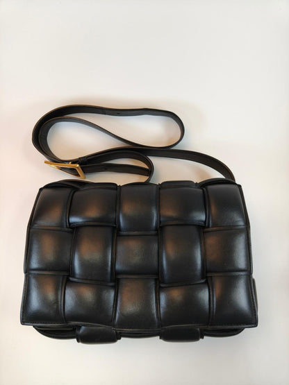 Bottega Veneta 葆蝶家 PADDED CASSETTE 软垫卡带编织斜挎包 黑色 管理编号：10747