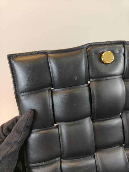 Bottega Veneta 葆蝶家 PADDED CASSETTE 软垫卡带编织斜挎包 黑色 管理编号：10747