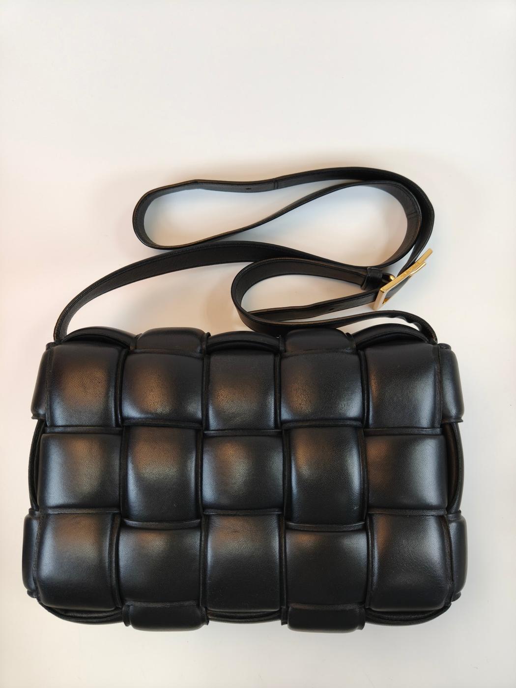Bottega Veneta 葆蝶家 PADDED CASSETTE 软垫卡带编织斜挎包 黑色 管理编号：10747