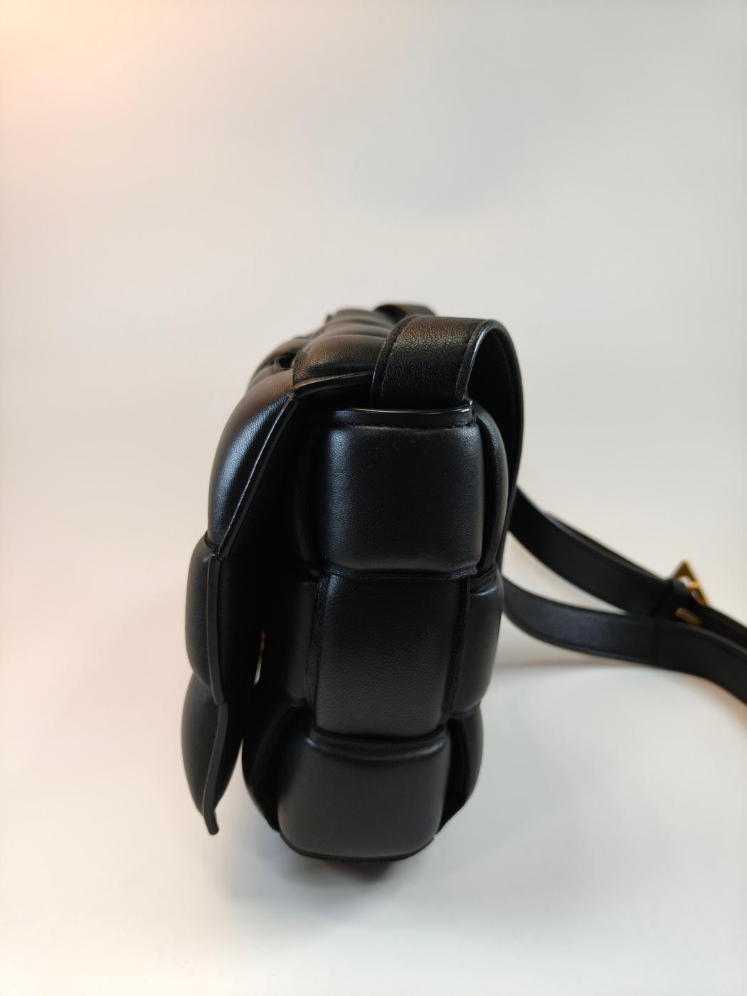 Bottega Veneta 葆蝶家 PADDED CASSETTE 软垫卡带编织斜挎包 黑色 管理编号：10747