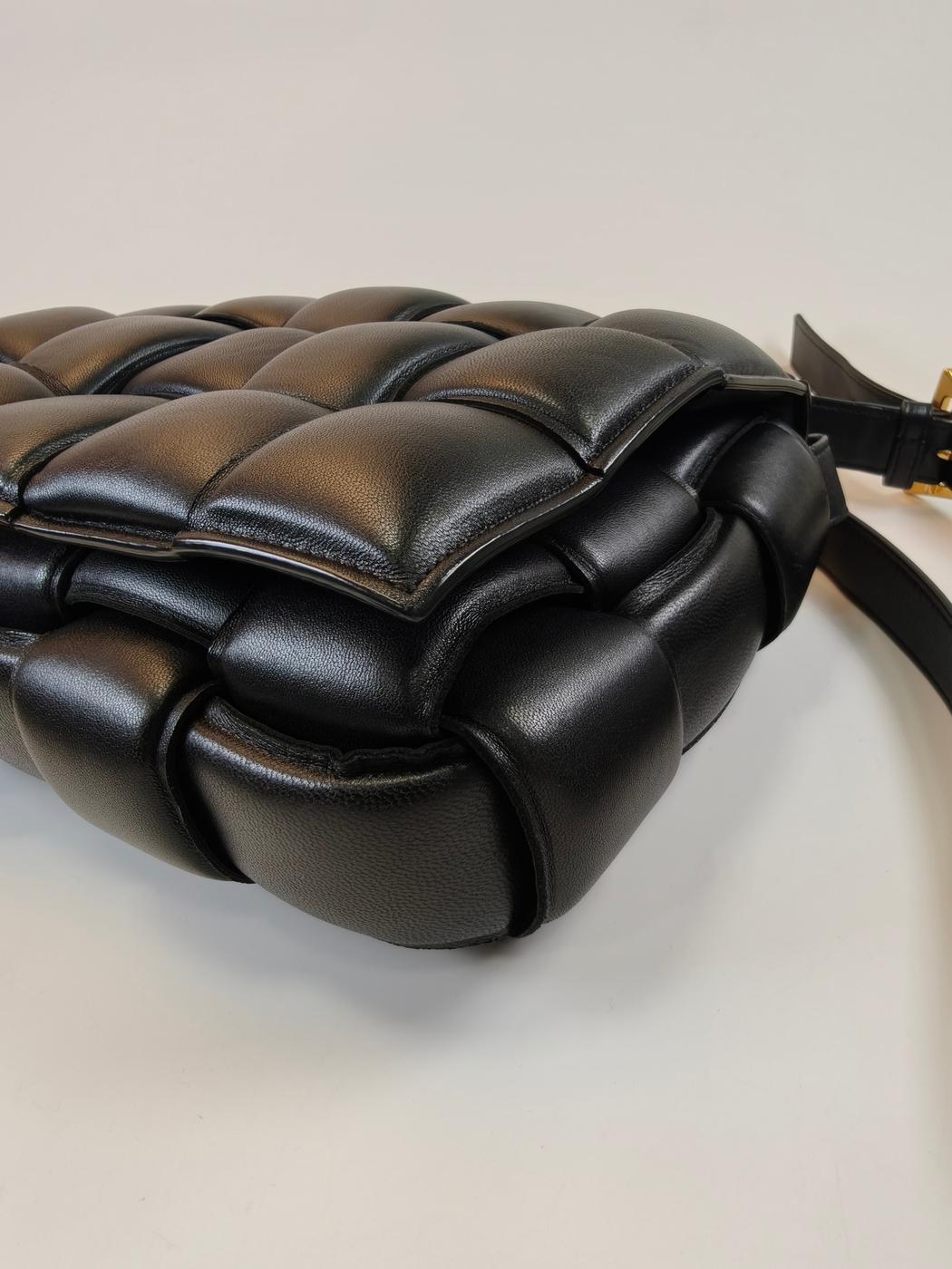 Bottega Veneta 葆蝶家 PADDED CASSETTE 软垫卡带编织斜挎包 黑色 管理编号：10747