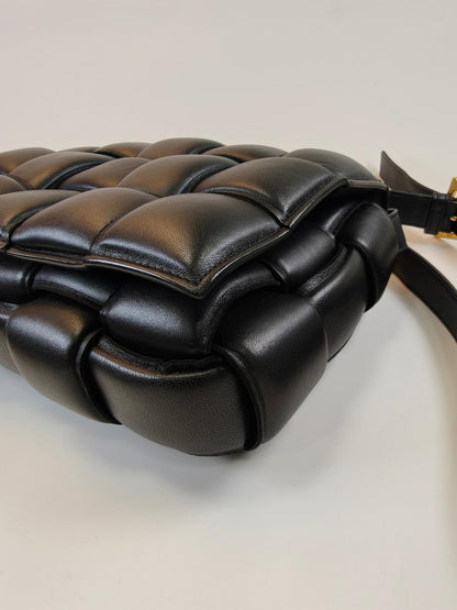 Bottega Veneta 葆蝶家 PADDED CASSETTE 软垫卡带编织斜挎包 黑色 管理编号：10747