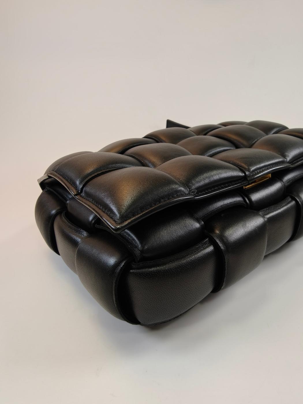 Bottega Veneta 葆蝶家 PADDED CASSETTE 软垫卡带编织斜挎包 黑色 管理编号：10747