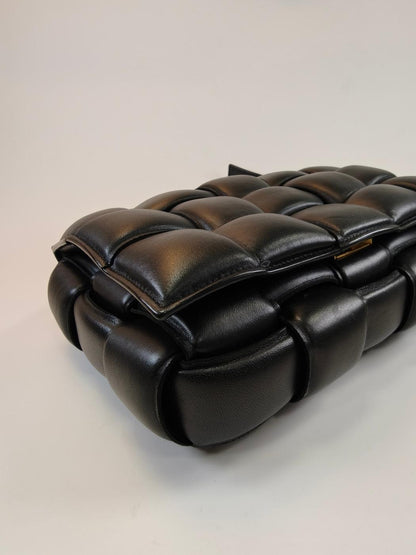 Bottega Veneta 葆蝶家 PADDED CASSETTE 软垫卡带编织斜挎包 黑色 管理编号：10747