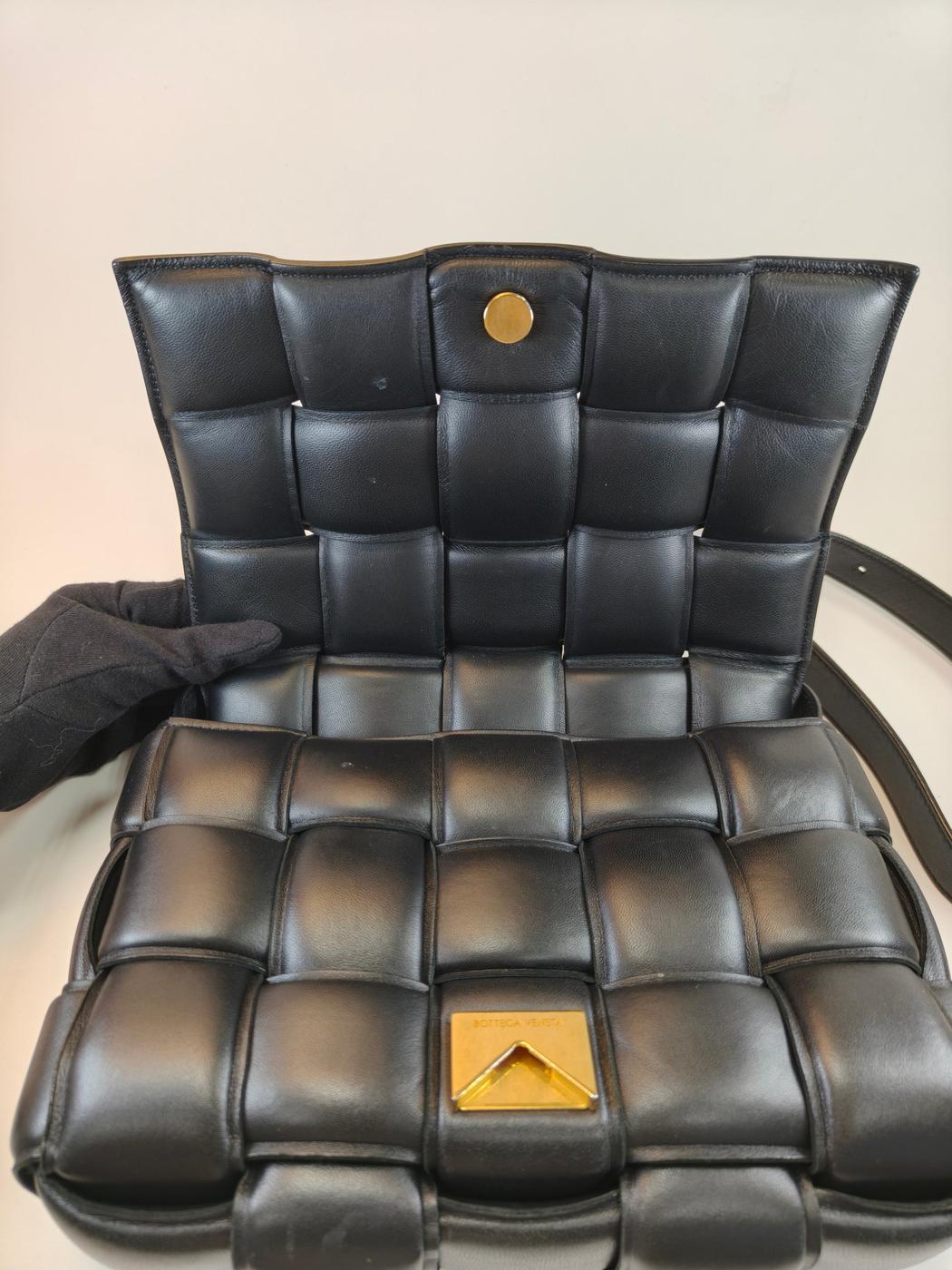 Bottega Veneta 葆蝶家 PADDED CASSETTE 软垫卡带编织斜挎包 黑色 管理编号：10747
