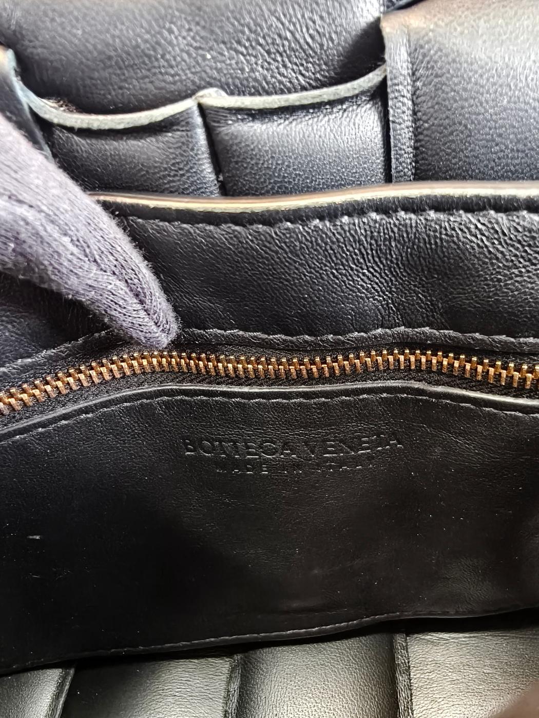 Bottega Veneta 葆蝶家 PADDED CASSETTE 软垫卡带编织斜挎包 黑色 管理编号：10747