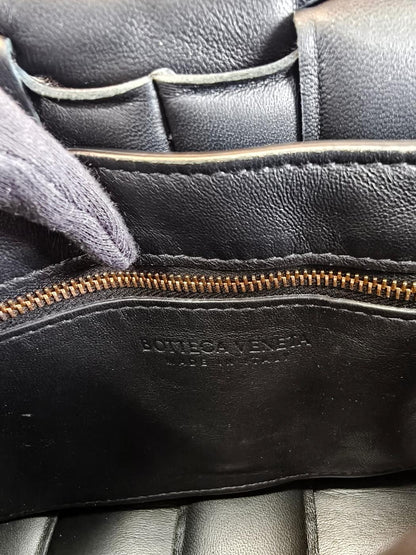 Bottega Veneta 葆蝶家 PADDED CASSETTE 软垫卡带编织斜挎包 黑色 管理编号：10747