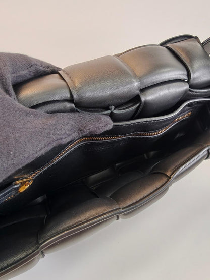Bottega Veneta 葆蝶家 PADDED CASSETTE 软垫卡带编织斜挎包 黑色 管理编号：10747