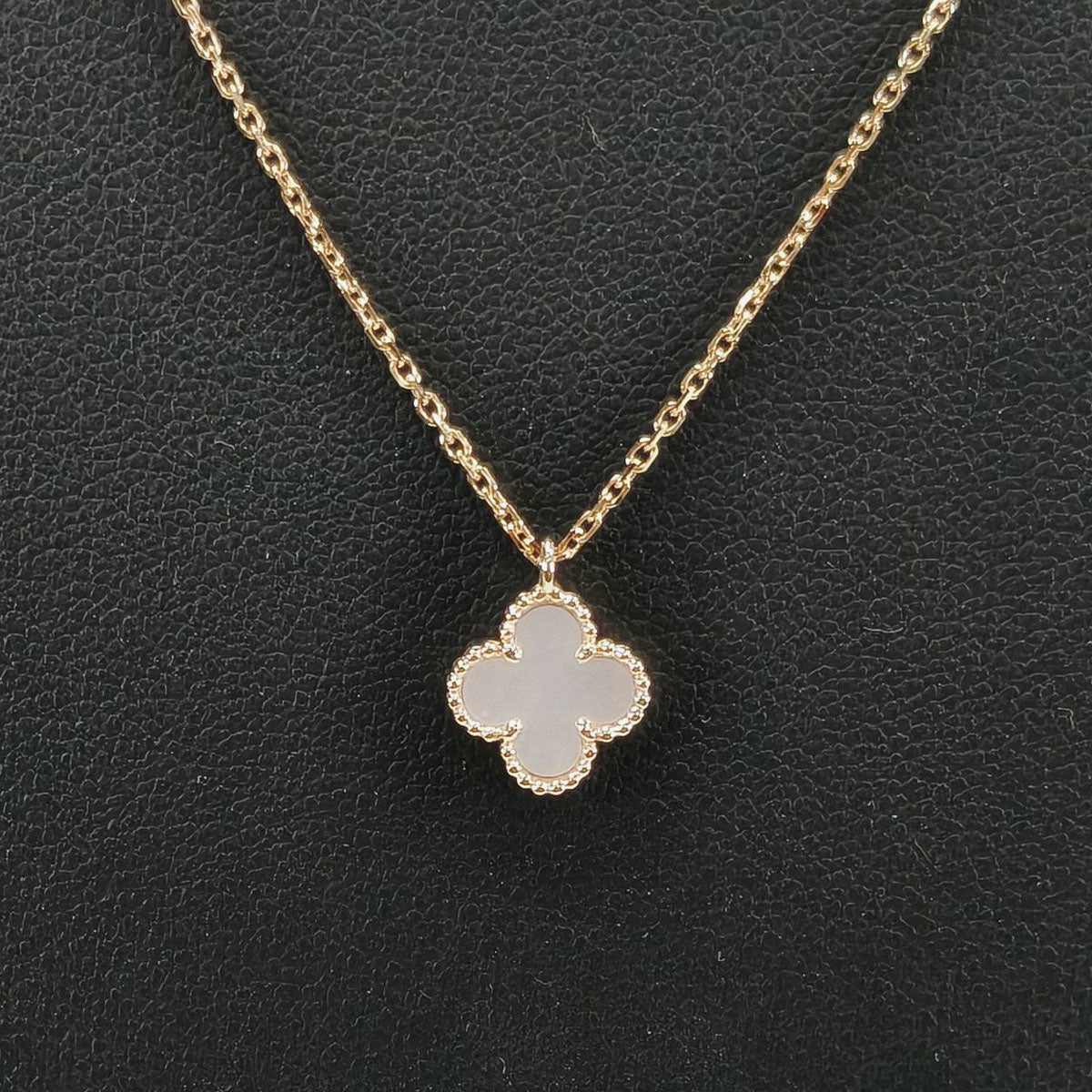 梵克雅宝 (Van Cleef &amp; Arpels) Sweet Alhambra 18K 白金吊坠项链。参考编号：9877。