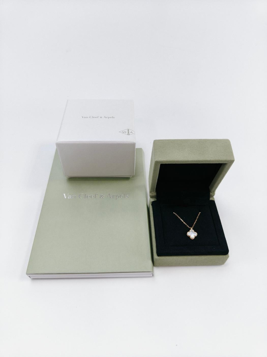梵克雅宝 (Van Cleef &amp; Arpels) Sweet Alhambra 18K 白金吊坠项链。参考编号：9877。