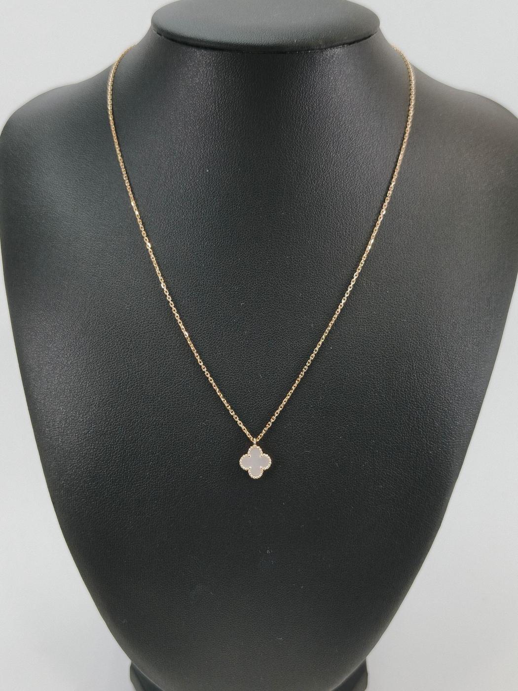 梵克雅宝 (Van Cleef &amp; Arpels) Sweet Alhambra 18K 白金吊坠项链。参考编号：9877。