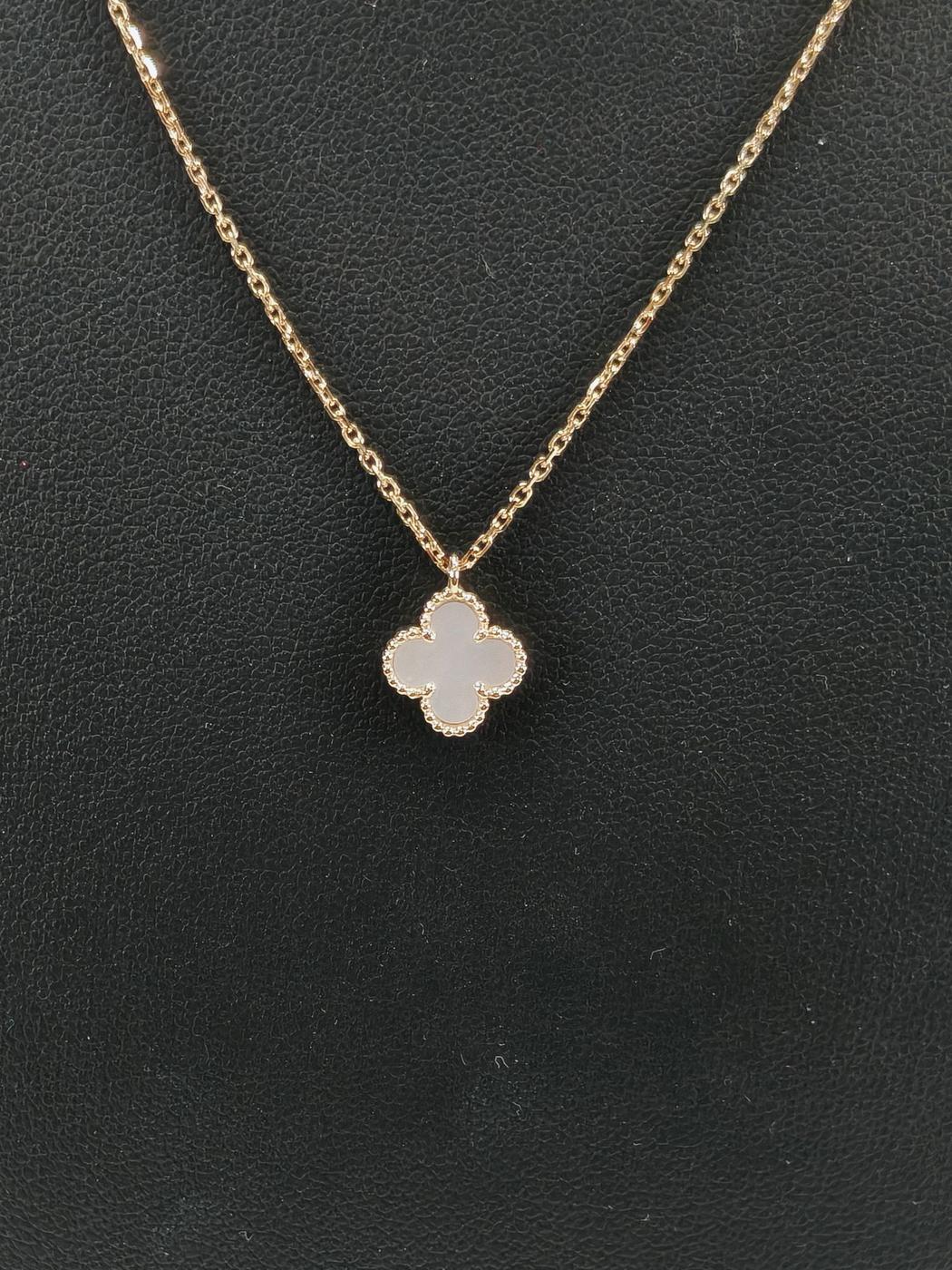 梵克雅宝 (Van Cleef &amp; Arpels) Sweet Alhambra 18K 白金吊坠项链。参考编号：9877。