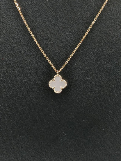 梵克雅宝 (Van Cleef &amp; Arpels) Sweet Alhambra 18K 白金吊坠项链。参考编号：9877。